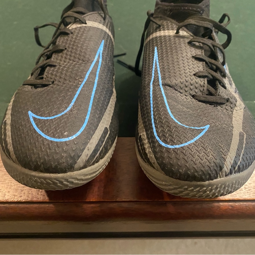 Nike Phantom indoor soccer/futsal shoes. Size 7.5